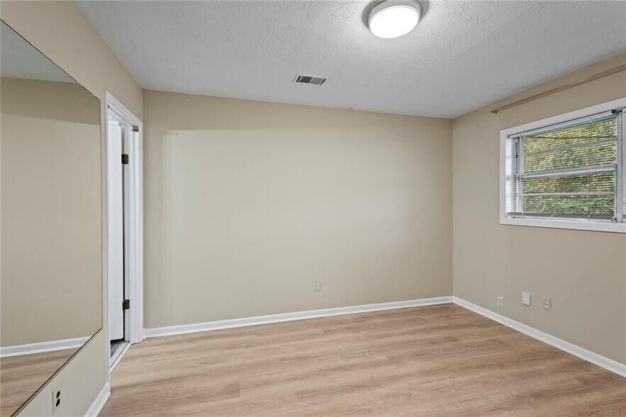 Building Photo - 1201 Shoreham Dr