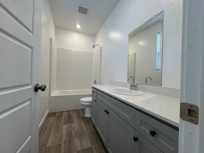 Building Photo - 997 Pioneer Dr W