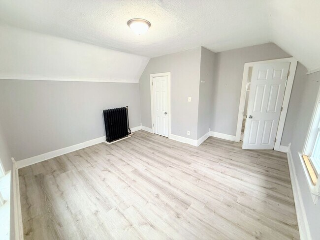 Building Photo - 1305-1307 Avon