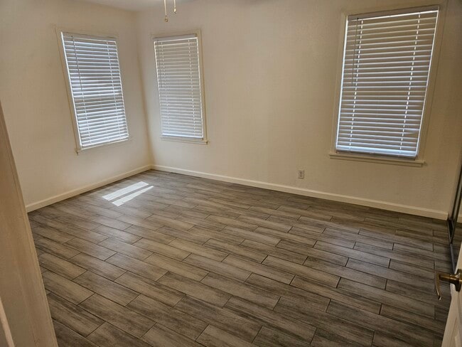 Building Photo - 1007 Utopia Ln