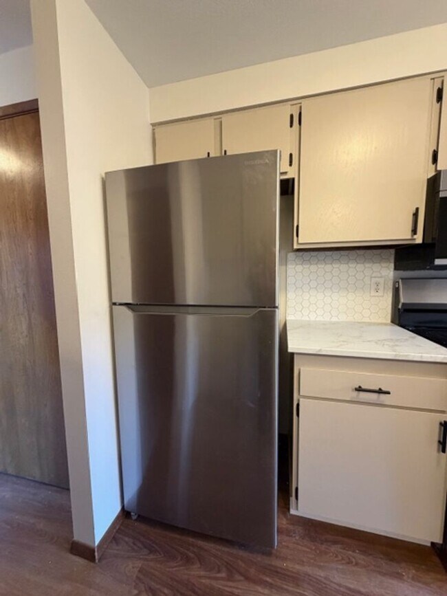 Building Photo - MIN912