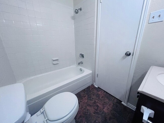 Building Photo - 2122 Lazy Ridge Dr