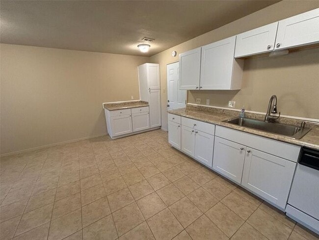 Building Photo - Beautifully updated 3-bedroom 2-bath home
