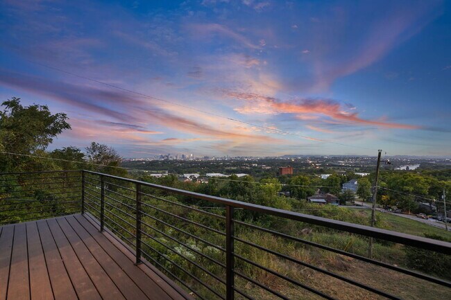 Building Photo - "Spacious 4-Bed, 4-Bath Gem in Nashville -...