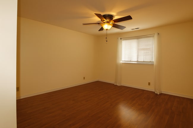 Building Photo - Spacious SW Bend Home on Nearly Half an Ac...