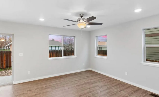 Building Photo - Charming 3-Bedroom Townhouse in the Heart ...