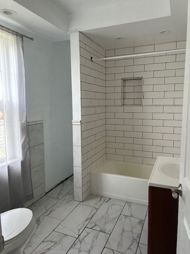 Building Photo - 925 Xenia Ave