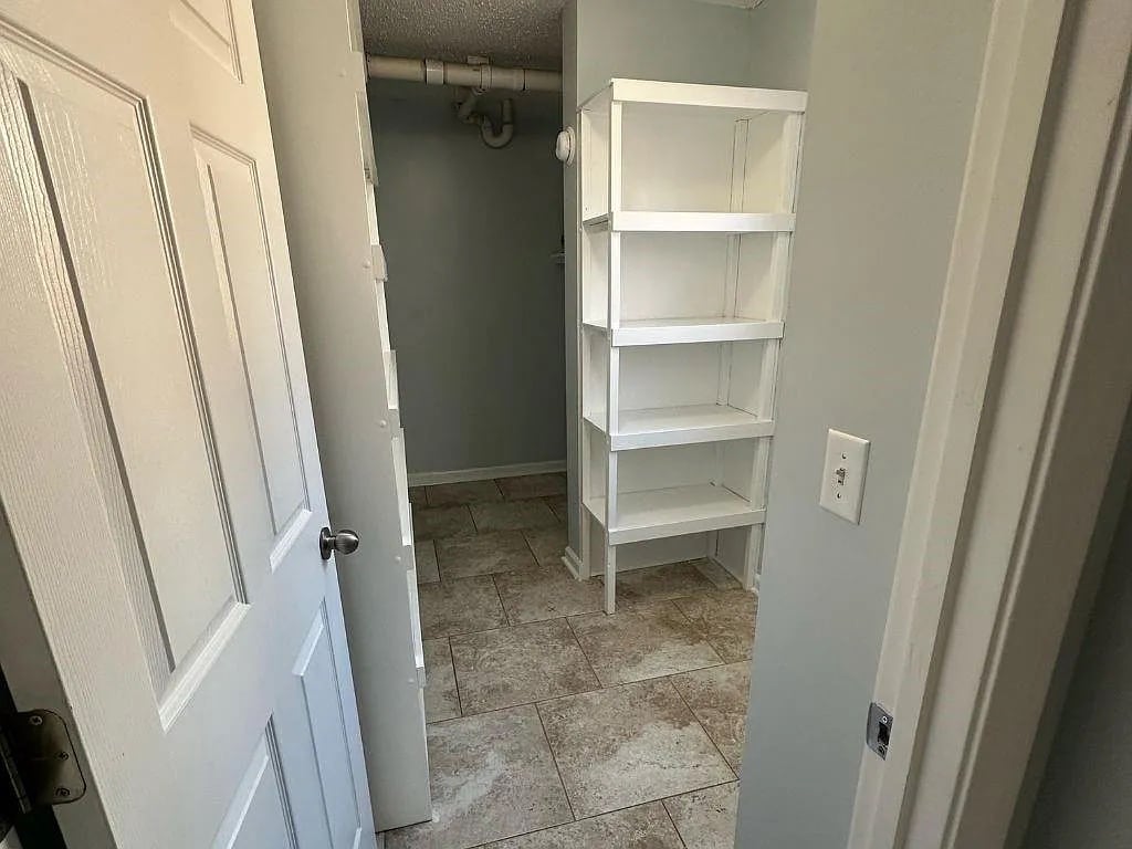 Building Photo - Room in House on Lakeview Rd