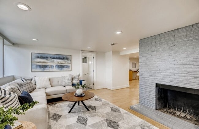 Building Photo - 3Bd/1.75Ba Seattle House