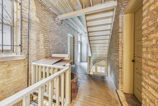 Building Photo - 4000 N Hermitage Ave