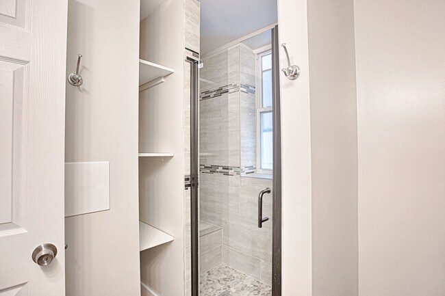 Building Photo - Beautiful 4bed/2bath GARDEN unit in Bucktown! Central Air! In-Unit Laundry!