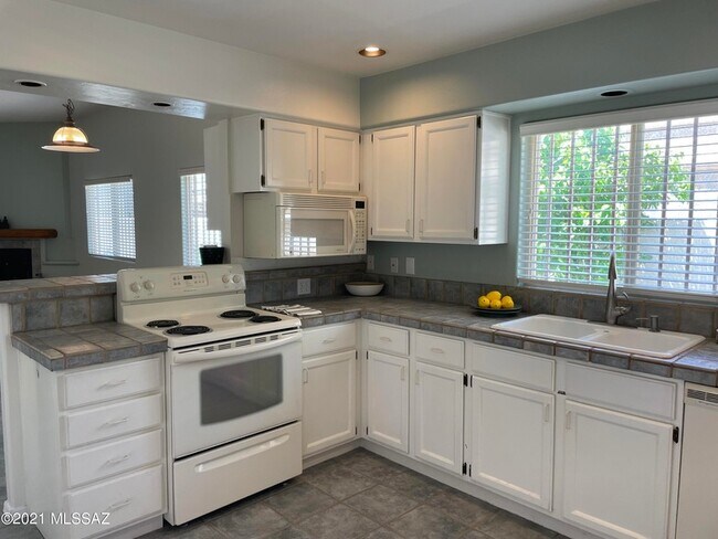 Building Photo - 3911 N Vine Tree Pl