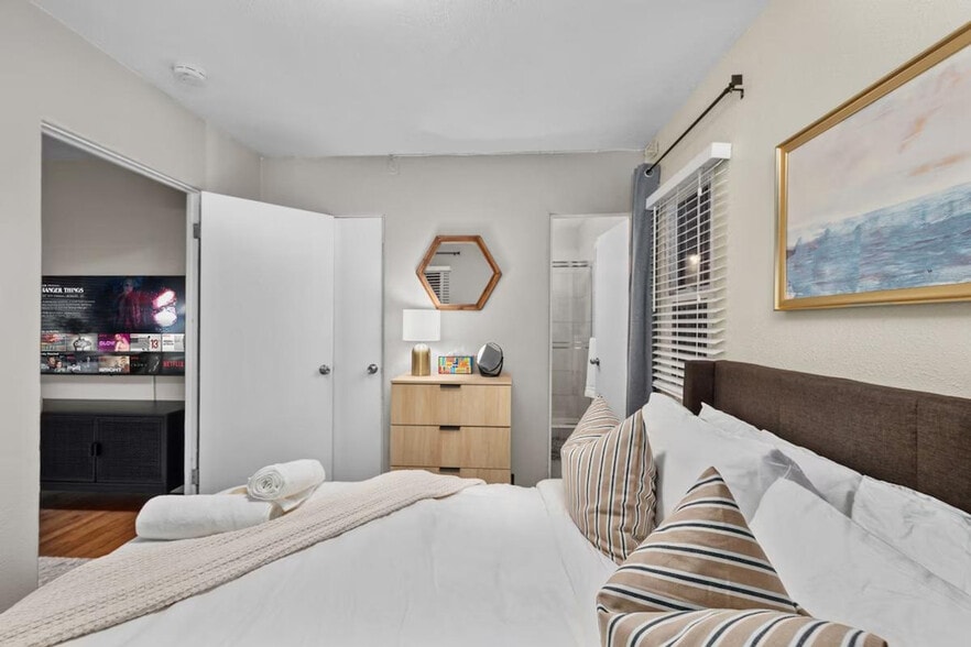 Building Photo - 233 28th St