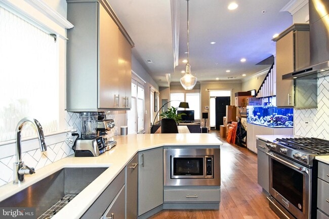 Building Photo - 1540 Levis St NE