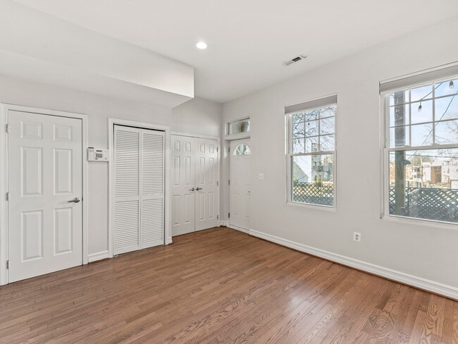 Building Photo - 1215 Otis Pl NW