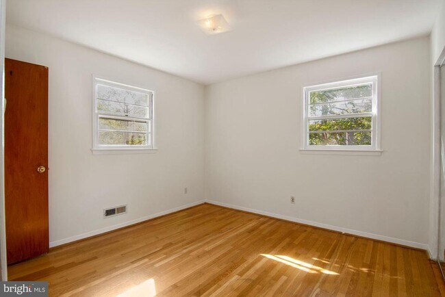Building Photo - 6807 Dean Dr