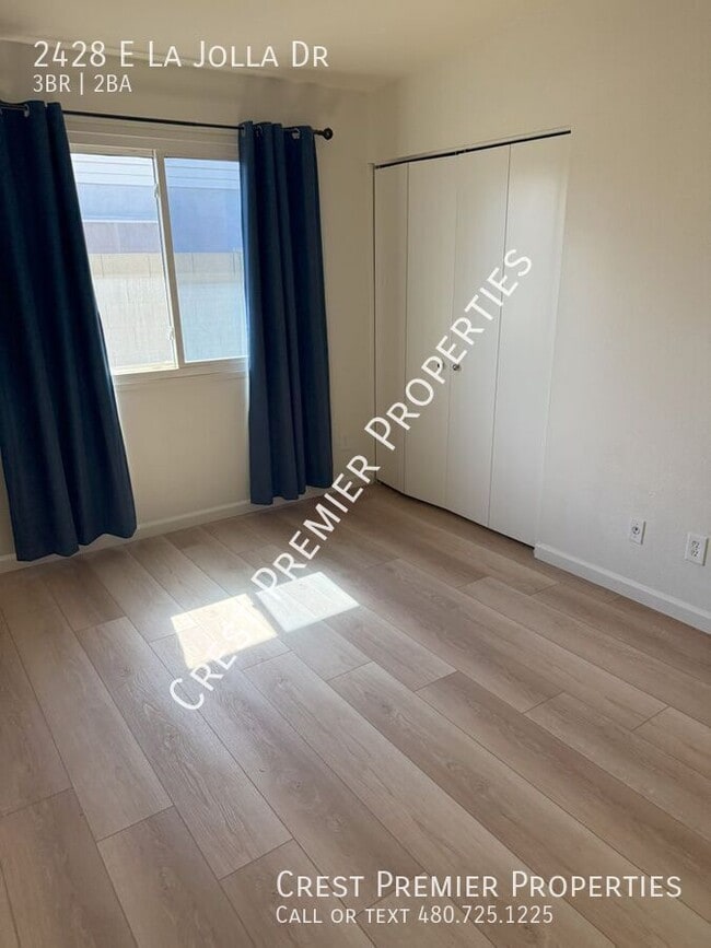 Building Photo - 2428 E La Jolla Dr