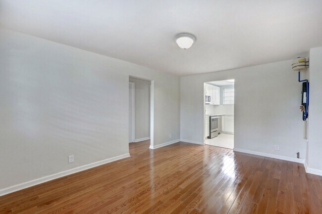 Building Photo - One block from Historic District - Renovated Two Bedroom