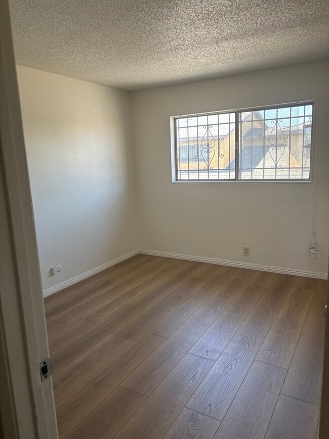 Building Photo - Pet-Friendly Spacious 4-Bedroom Condo in G...
