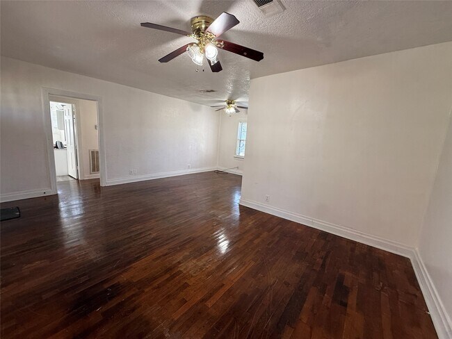 Building Photo - 565 24th St