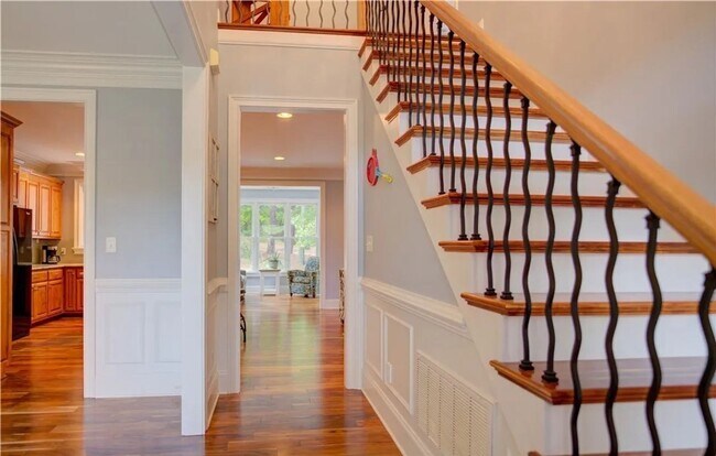 Building Photo - 4 bedroom/ 3.5 bathroom- Stonehouse