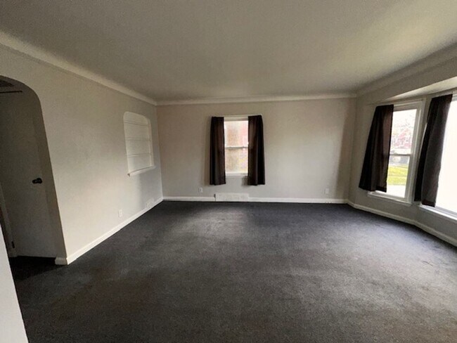 Building Photo - Stunning 3 Bedroom Brick Bungalow on Eastside of Detroit, Move in ready!