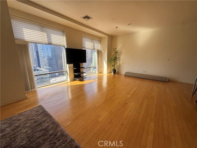 Building Photo - 801 S Grand Ave