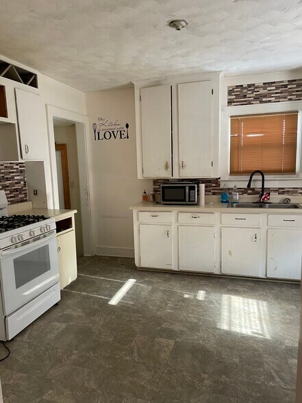 Building Photo - 5179 N Riverview Dr