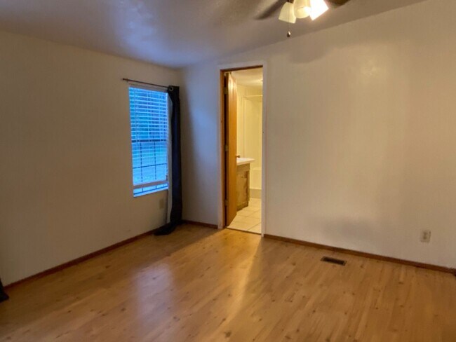 Building Photo - 3 Bedroom, 2 Bath home just outside of Liv...