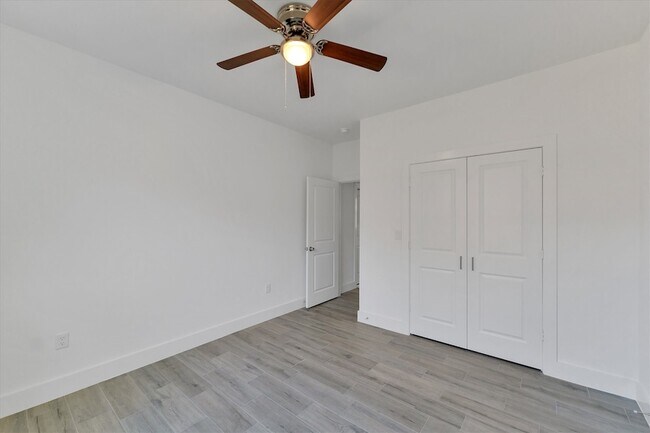 Building Photo - 939 Lake View Dr