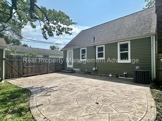 Building Photo - 1596 Albany St