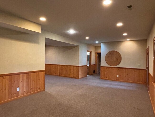 Building Photo - Spacious 4 BR/4 BA Single-Family Home in a...