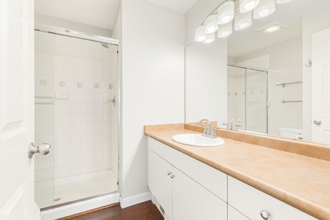 Building Photo - 2 Bedroom 2 Bath Townhouse 2 Car Garage S ...