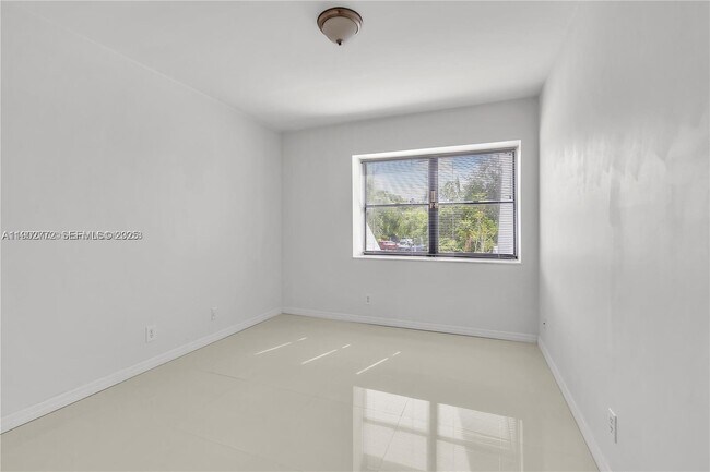 Building Photo - 295 Fern Dr