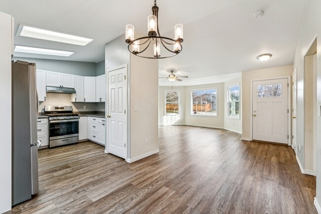 Building Photo - 2036 E Oakridge Ct