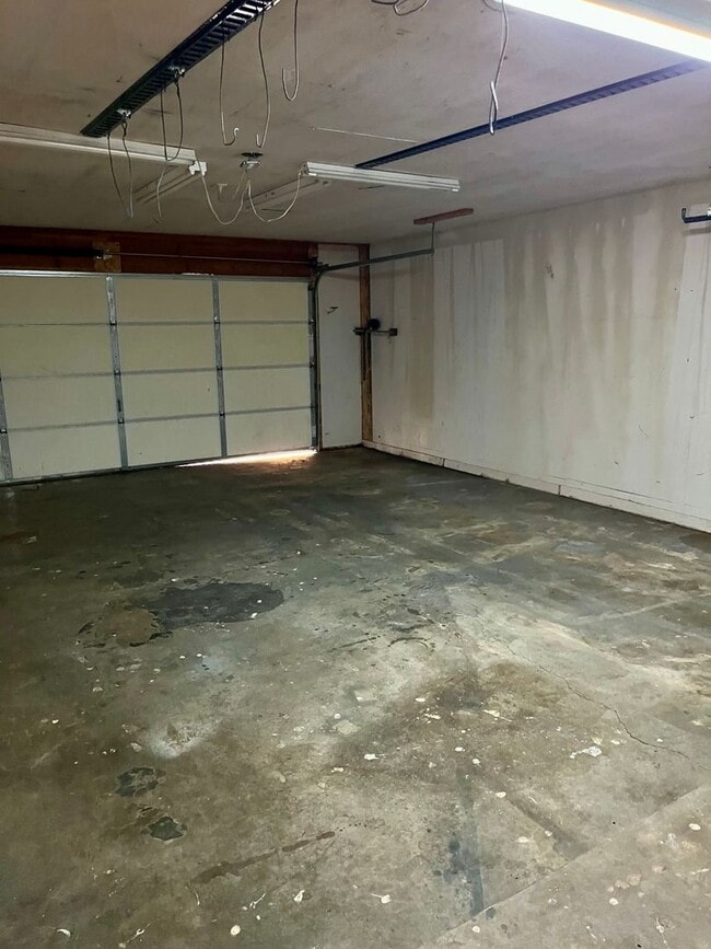 Building Photo - 3 Bedroom Plus Office, 2.5 Bath Located in...