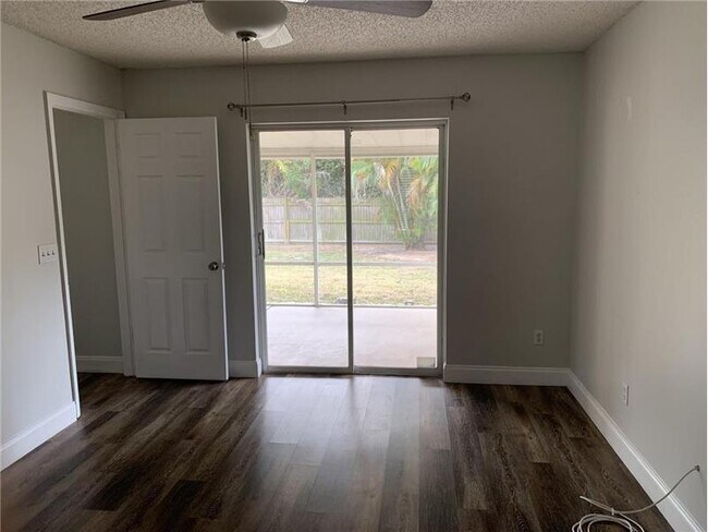 Building Photo - 998 SW N Globe Ave