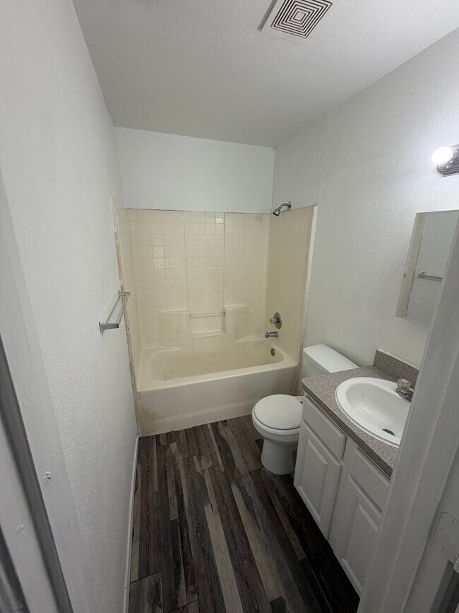 Building Photo - 5104-5106 Chapman St