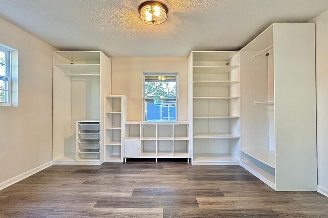 Building Photo - AVAILABLE NOW! (Pet Friendly)