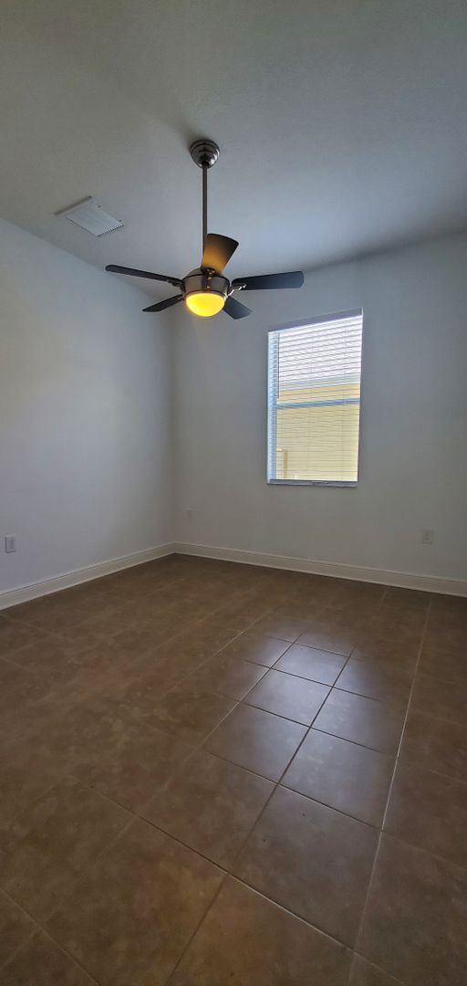 Building Photo - Gorgeous 4-Bedroom, 3-Bathroom Home in Tampa