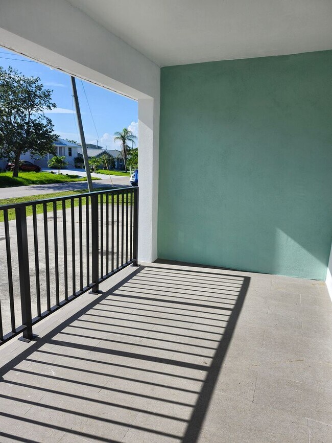 Building Photo - CUTE AS A BUTTON DUPLEX FOR ANNUAL RENT!  ...