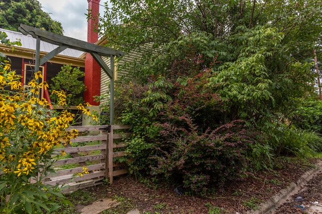 Building Photo - 510 Oakwood Ave