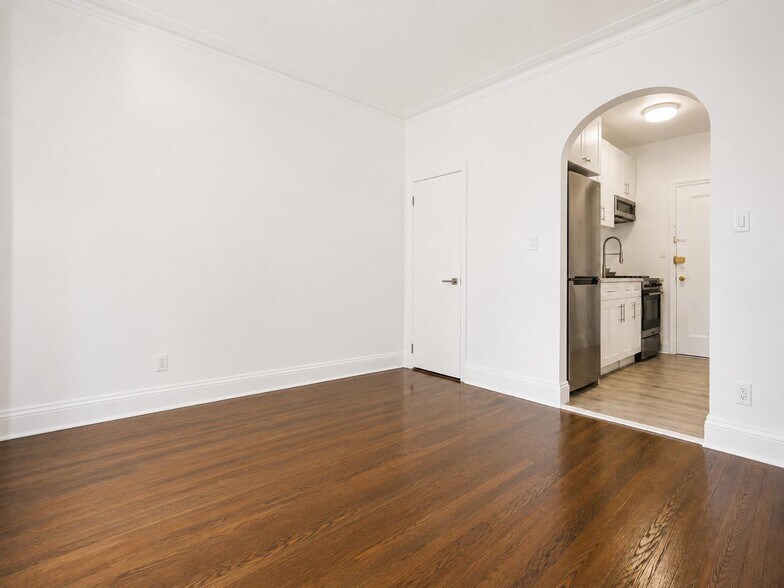 Building Photo - 156 E 85th St