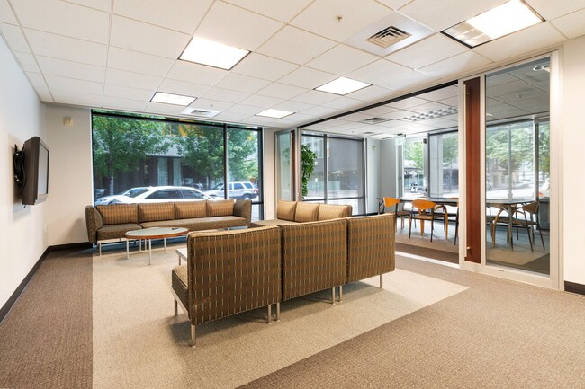Building Photo - 2 Bed, 2 Bath Bright & Modern Condo in the Pearl District - Now Available!