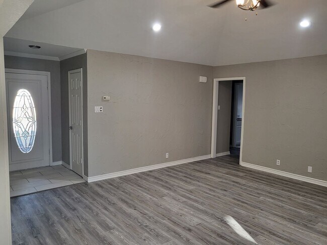 Building Photo - Charming 3bd 2 bth