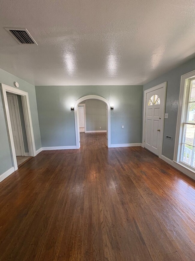 Building Photo - Beautiful 3 bedroom/1 bath Cottage with La...