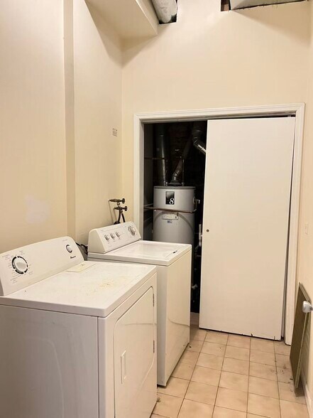 Building Photo - 2358 N Clybourn Ave