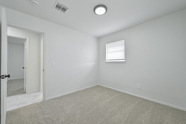 Building Photo - 4720 SE 50th St