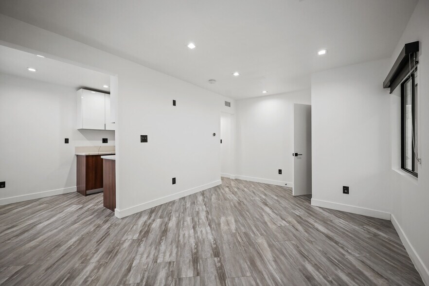 Building Photo - 230 S Carondelet St