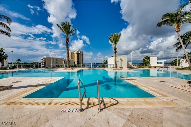 Building Photo - 3000 Oasis Grand Blvd